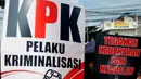 Massa membawa spanduk yang berisi menolak adanya kriminalisasi yang dilakukan oleh KPK saat menggelar aksi di depan PN Jakarta Selatan, Senin (2/2/2015). (Liputan6.com/Johan Tallo)