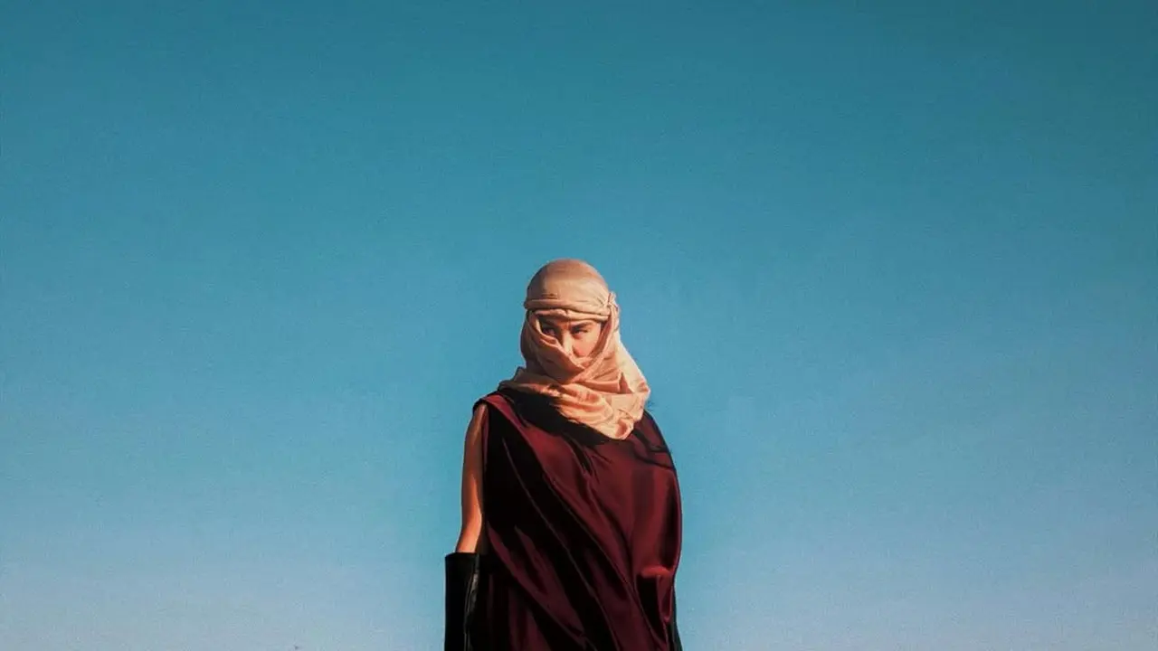 Gaya Agnez Mo Menjelma Bak Perempuan Timur Tengah di Gurun Dubai, Anggun dalam Balutan Abaya dan Keffiyeh