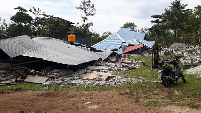 Kondisi bangunan rumah yang rusak akibat gempa di Ambon, Maluku, Jumat (27/9/2019). Badan Nasional Penanggulangan Bencana (BNPB) menyebut korban meninggal akibat gempa magnitudo 6,5 yang mengguncang Maluku pada 26 September 2019 sebanyak 23 orang. (HO/BADAN NASIONAL PENANGGULANGAN BENCANA/AFP)