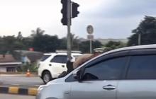 Viral Polisi Menempel di Kap Mobil, Terbawa Sampai Gerbang Tol Balaraja Timur