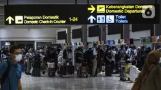 Calon penumpang pesawat mengantre saat lapor diri di Terminal 2 Bandara Soekarno Hatta, Tangerang, Banten, Rabu (5/5/2021). Pengelola Bandara Soekarno Hatta mencatat pergerakan penumpang pada H-1 jelang larangan mudik. (Liputan6.com/Johan Tallo)