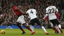 Gelandang Manchester United, Paul Pogba, menggiring bola saat melawan Fulham pada laga Premier League di Stadion Craven Cottage, London, Sabtu (9/2). Fulham kalah 0-3 dari MU. (AFP/Ian Kington)