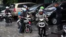 Hujan yang mengguyur Jakarta sejak Minggu (8/2/2015) mengakibatkan banjir di sejumlah wilayah. Pengendara melintasi sisi sebuah pertokoan untuk menghindari genangan air di jalan Kemang Raya, Jakarta, Selasa (10/2/2015). (Liputan6.com/Helmi Fithriansyah)