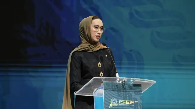 Gaya Santun Modern Menpar Widi Wardhana Saat Bertugas, Tampil Modis dengan Padukan Hijab dan Wastra