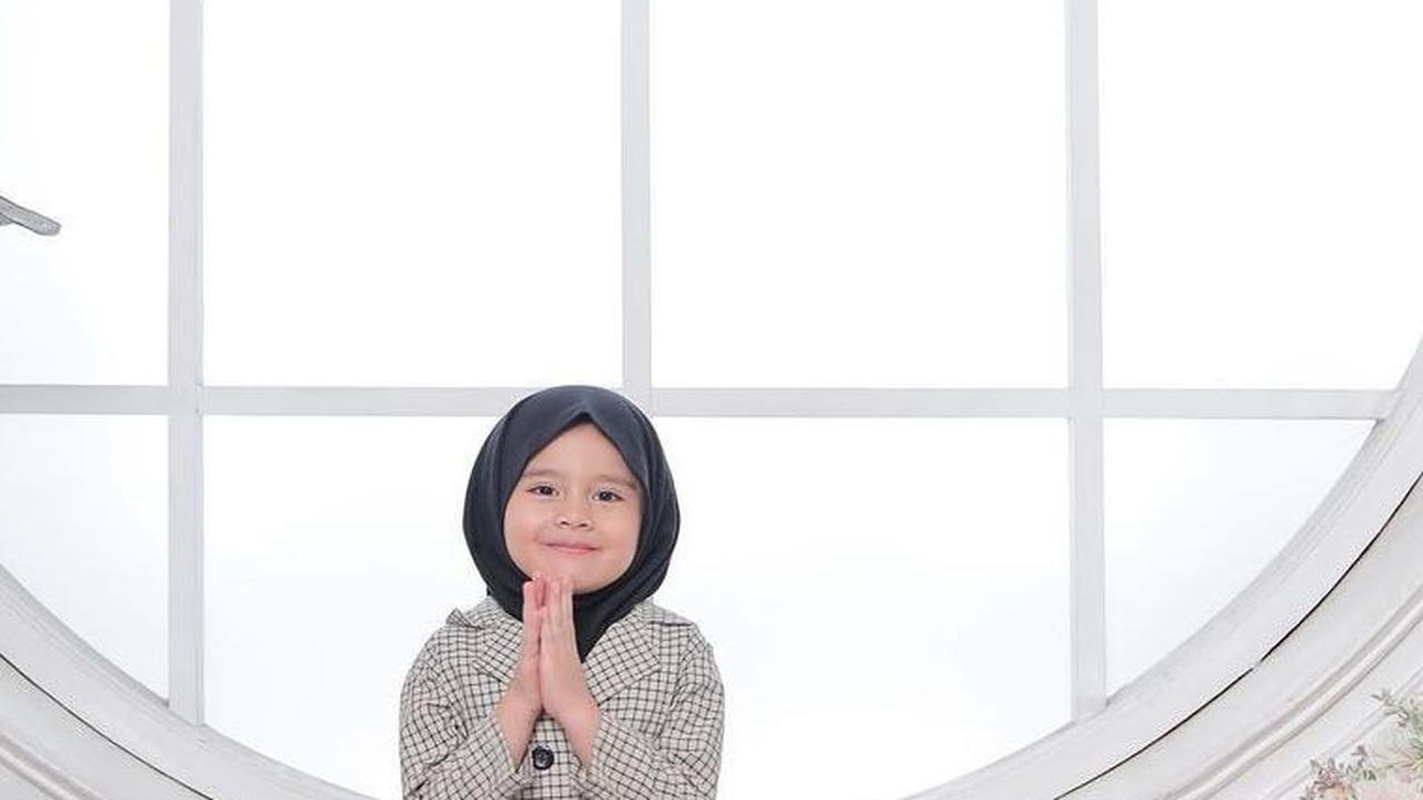 Niloufer Bahalwan juga melakukan pemotretan dengan memakai hijab. Ini potret gemasnya saat memakai hijab.