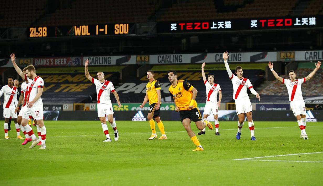 Para pemain Southampton bereaksi ketika gol pemain Wolverhampton Wanderers Raul Jimenez (tengah) dianulir pada pertandingan Liga Primer Inggris di Molineux Stadium, Wolverhampton, Inggris, Senin (23/11/2020). Pertandingan berakhir 1-1. (Andrew Boyers, Pool via AP)