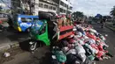 Penumpukan sampah di berbagai sudut ruas jalan dan permukiman warga Tangerang Selatan pun terjadi dalam beberapa hari terakhir. Tampak dalam foto, kendaraan pengangkut saat berada di antara tumpukan sampah pada salah satu ruas jalan di kawasan Pasar Manggis, Ciputat, Tangerang Selatan, Senin (15/12/2025). (merdeka.com/Arie Basuki)