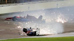  Pebalap Inggris, Jack Hawksworth (depan), terlibat tabrakan dengan pebalap Rusia, Mikhail Aleshin, saat balapan IndyCar di Texas Motor Speedway, Texas, AS, (27/8/2016). (AP Photo/Tim Sharp)