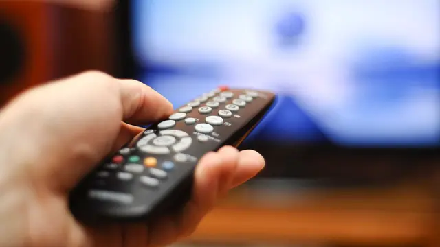 7 Hal Produktif yang Bisa Kamu Lakukan Saat Menonton TV