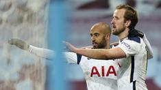 Striker Tottenham Hotspur, Harry Kane (kanan) melakukan selebrasi bersama Lucas Moura usai mencetak gol kedua timnya ke gawang Aston Villa dalam laga lanjutan Liga Inggris 2020/2021 pekan ke-29 di Villa Park, Minggu (21/3/2021). Tottenham menang 2-0 atas Aston Villa. (AP/Tim Keeton/Pool)