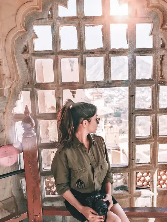 Kalau yang satu ini, Nikita tampil dengan simple memakai kemeja berwarna hijau army yang dipadukan dengan short pantsnya. Rambutnya diikat seperti ekor kuda, ditambah dengan kacamata hitamnya yang kece. (Instagram/nikitawillyofficial94)