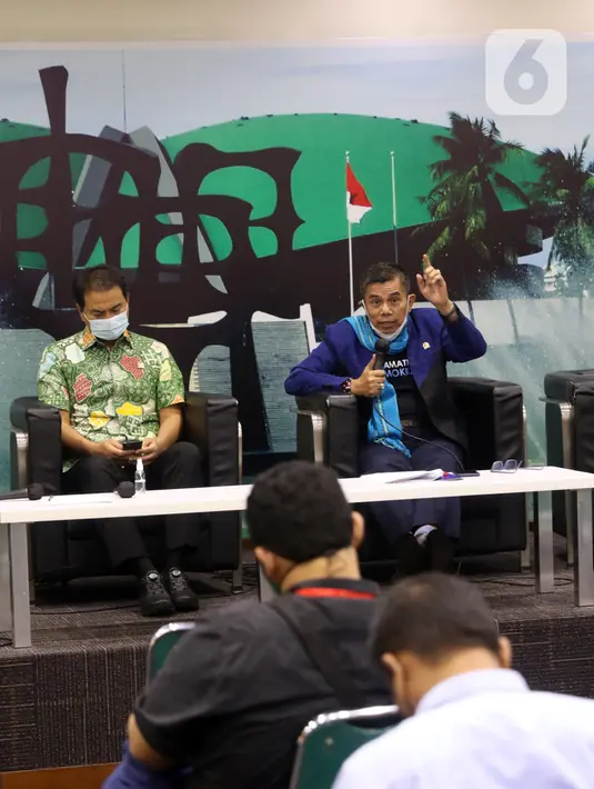 Anggota Komisi III DPR F-Demokrat Hinca IP Pandjaitan (kanan) dan Wakil Ketua DPR bidang Korpolkam Azis Syamsuddin saat jadi pembicara dalam diskusi forum legislasi, Jakarta, Selasa (13/4/2021). Diskusi membahas RUU Kejaksaan, Komitmen DPR Perkuat Kinerja Korps Adhyaksa. (Liputan6.com/Angga Yuniar)
