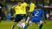 Penyerang Kolombia, James Rodriguez berusaha melewati bek Brasil Dani Alves saat pertandingan Copa Amerika 2015 di Estadio Monumental, Santiago, Chile, Kamis (18/6/2015). Kolombia menang 1-0 atas Brasil. (REUTERS/Ricardo Moraes)
