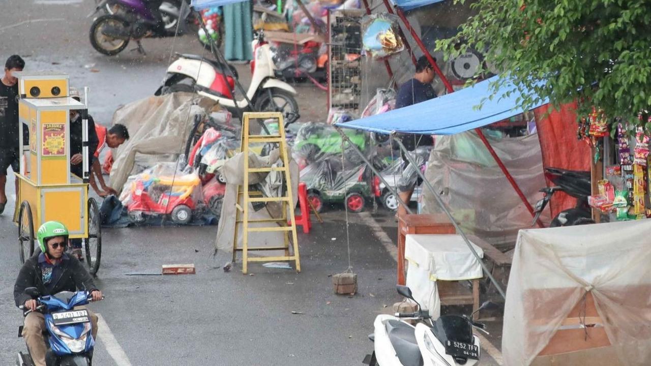 Pasar Gembrong, yang terkenal sebagai pusat penjualan mainan di Jakarta, mengalami penurunan jumlah pembeli yang signifikan meskipun sudah memasuki masa libur sekolah. Foto: Liputan6.com / Herman Zakharia <br>