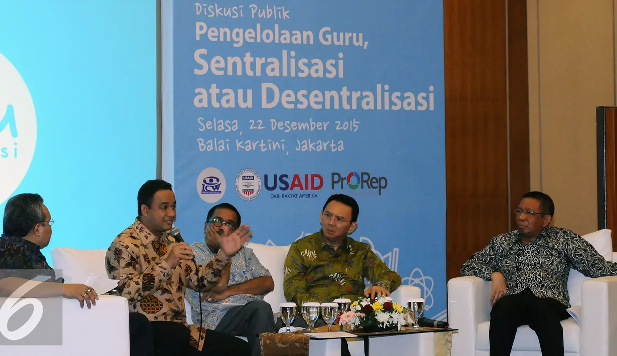 Menteri Pendidikan dan Kebudayaan, Anies Baswedan (kedua kiri) memberikan pandangan diskusi bersama tiga Kepala Daerah di Jakarta, Selasa (22/12/2015). Diskusi membahas Pengelolaan Guru, Sentralisasi atau Desentralisasi. (Liputan6.com/Helmi Fithriansyah)