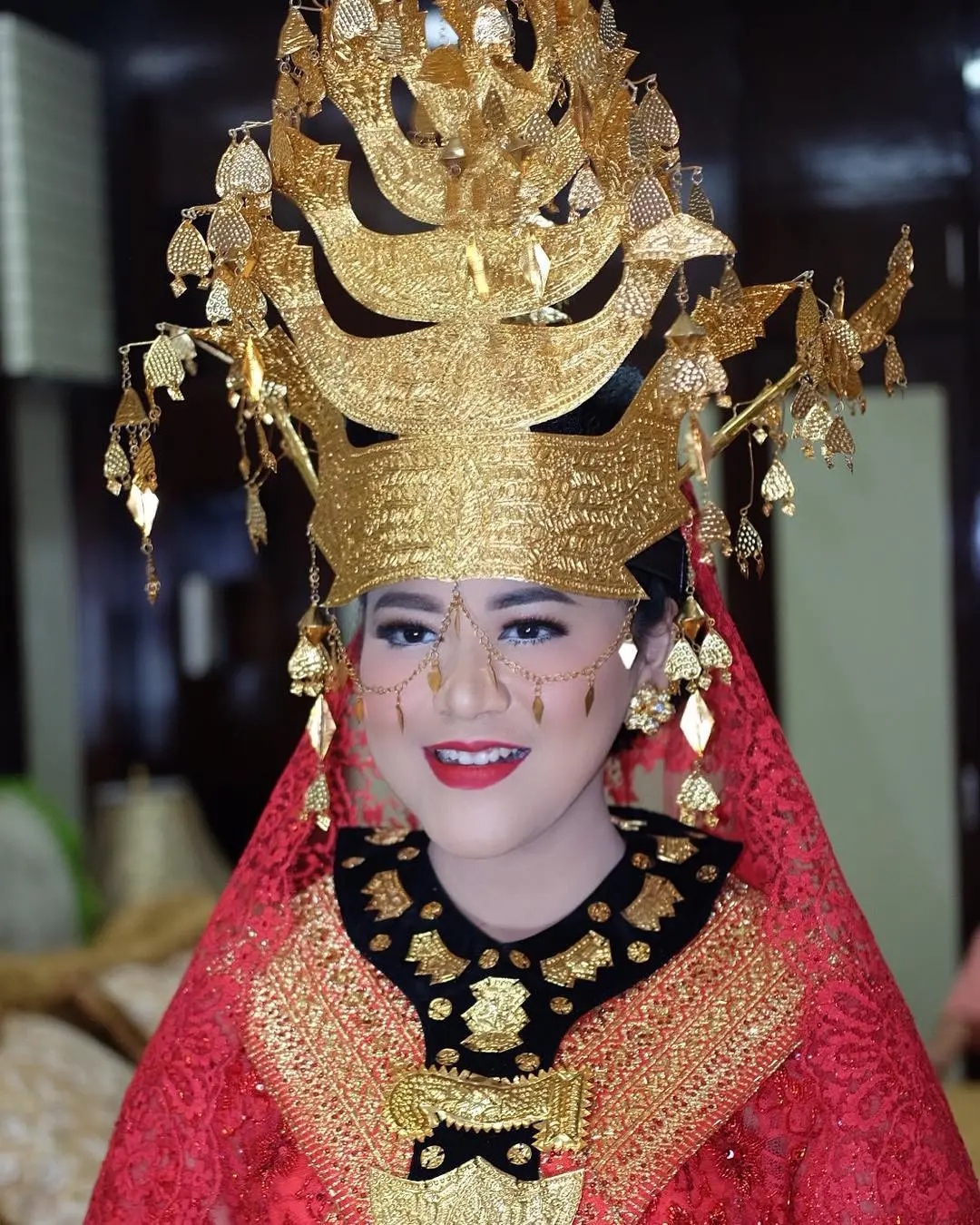 Cantiknya Kahiyang Ayu dengan kebaya merah adat Mandailing. (Sumber foto: barry_irawan/instagram)