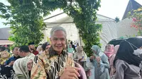 Gubernur Jawa Tengah Ganjar Pranowo menghadiri resepsi pernikahan putri Anies Baswedan di Putri Duyung Resort, Ancol, Jakarta Utara, pada Minggu (31/7/2022). (Liputan6.com/Ady Anugrahadi)