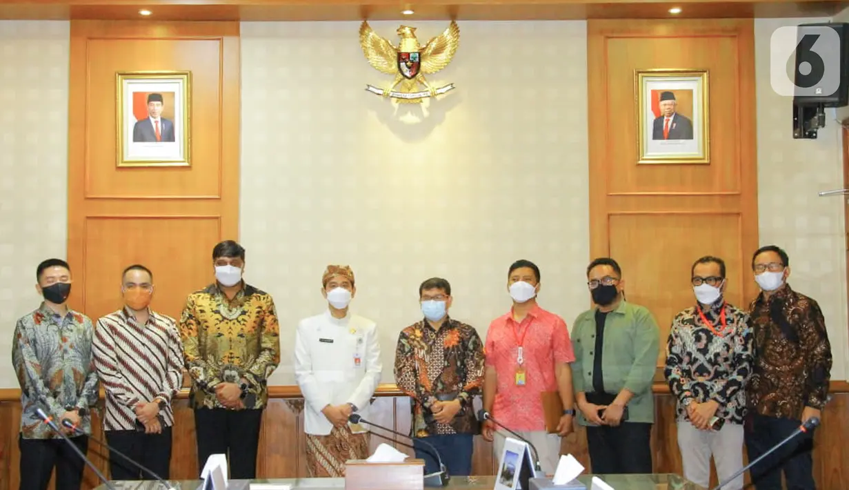 Jajaran Direksi Indosat Ooredoo, Pemkot Surakarta dan Walikota Surakarta, Gibran Rakabuming foto bersama. Rencana kedepannya Indosat Ooredoo akan mendukung UKM kota Solo untuk kembali bangkit melalui berbagai program pelatihan dan pendampingan. (Liputan6.com/Pool/Indosat)