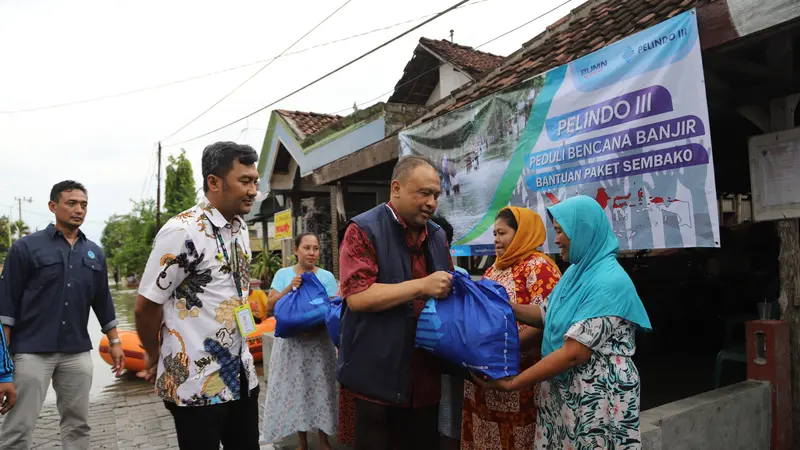 Pelindo III Bagikan Ribuan Paket Sembako untuk Para Korban Banjir di Gresik