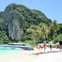 Ilustrasi wisata pantai di Thailand. (dok. Mil Amirian/Unsplash)