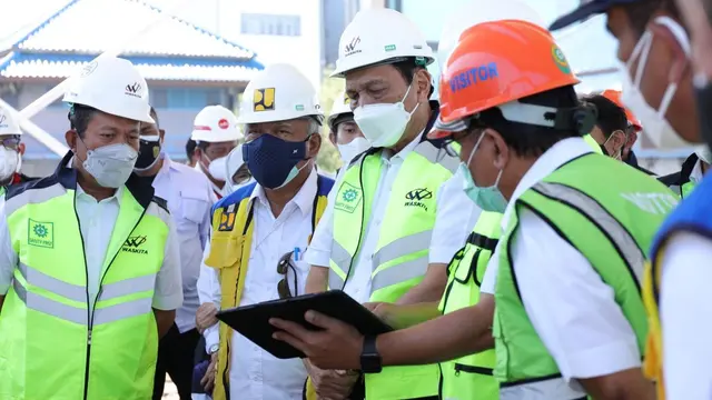 Menko Marves Luhut Pandjaitan melakukan kunjungan kerja ke lokasi tanggul pengaman pantai  atau National Capital Integrated Coastal Development (NCICD) Muara Baru dan Kali Adem, Jakarta Utara. (Dok Kemenko Marves)