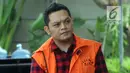 Kakak Ipar Bupati Cianjur Irvan Rivano Muchtar, Tubagus Cepy Sethiady dengan tangan terborgol tiba untuk pemeriksaan di Gedung KPK, Jakarta, Rabu (2/1). Hari ini, KPK mulai menerapkan peraturan tentang pemborgolan tahanan korupsi (Merdeka.com/Dwi Narwoko)