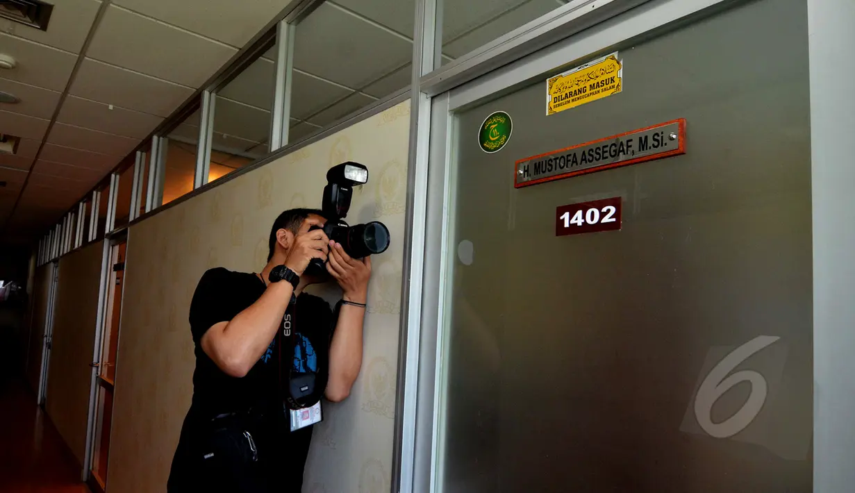 Pewarta foto mengambil Suasana ruangan anggota Fraksi Partai PPP Mustofa Assegaf  di lantai 14 gedung Nusantara I DPR RI, Jakarta, Jumat (10/4/2015). Mustofa Assegaf diduga memukul Muljadi dari Fraksi Partai Demokrat. (Liputan6.com/Andrian M Tunay)