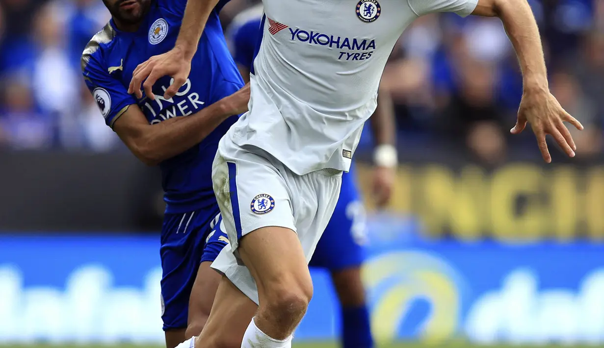 Bek Chelsea, Marcos Alonso, berusaha melewati gelandang Leicester, Riyad Mahrez, pada laga Premier League di Stadion King Power, Leicester, Sabtu (9/9/2017). Leicester kalah 1-2 dari Chelsea. (AP/Mike Egerton)