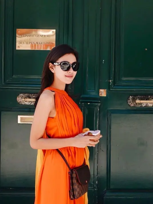 Calon istri Jeje Govinda ini juga terlihat fashionable dan kekinian. Dengan memakai dress oranye seperti ini, Syahnaz semakin cantik dengan kacamata hitamnya yang hitz banget. (Instagram/syahnazs)