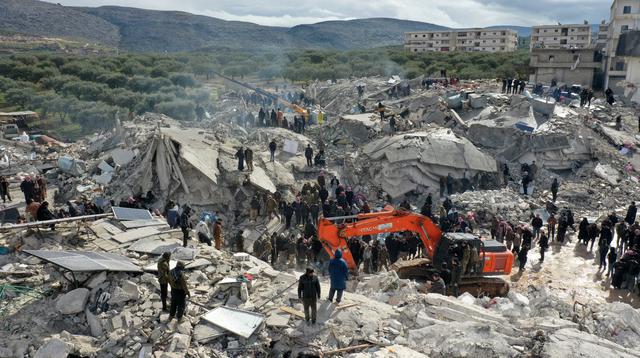 Pemandangan dari udara ini menunjukkan penduduk mencari korban dan penyintas di tengah puing-puing bangunan yang runtuh setelah gempa bumi di desa Besnia dekat Harim, di provinsi Idlib barat laut yang dikuasai pemberontak Suriah di perbatasan dengan Turki, Senin (6/2/2023). Dilansir AFP, Selasa (7/2) setidaknya 1.444 orang tewas pada Senin (6/2) di seluruh wilayah Suriah, kata pemerintah dan otoritas penyelamat setempat. (Omar HAJ KADOUR / AFP)