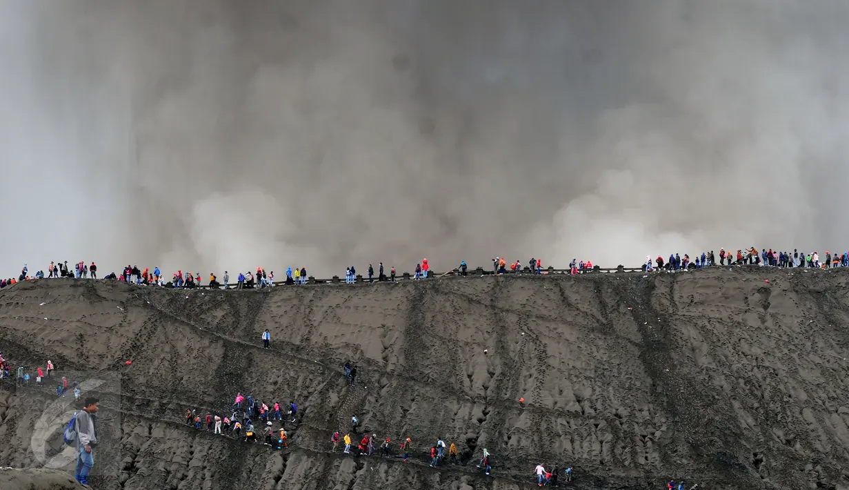 Ribuan wisatawan nekat menikmati erupsi di puncak Gunung Bromo, Taman Nasional Bromo Tengger Semeru, Jawa Timur, Kamis (21/7). Meski berstatus waspada, intensitas kunjungan ke Gunung Bromo justru meningkat. (Liputan6.com/Helmi Fithriansyah) 