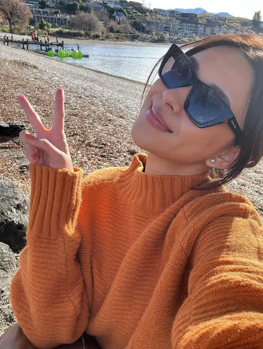 Menikmati udara hangat di Wanaka, Nana Mirdad pilih kenakan sweater oranye [@nanamirdad]