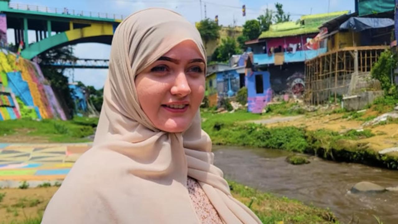 Usai Jalan-jalan ke Kampung Warna Warni, Bule Cantik Mualaf dari Amerika Makan Rawon Plus Minum Soda Gembira 'Wow enak Banget