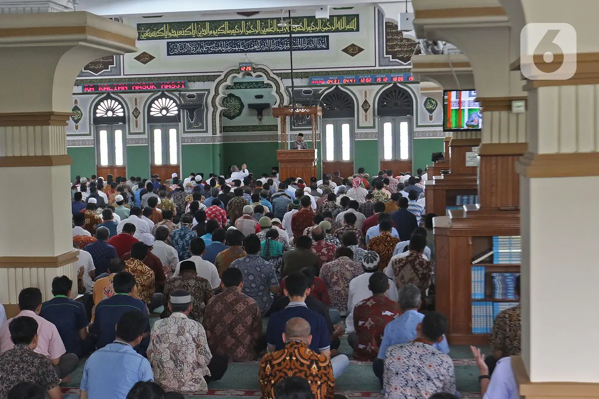 Suasana Salat Jumat di  Masjid Agung Al-Azhar Jakarta