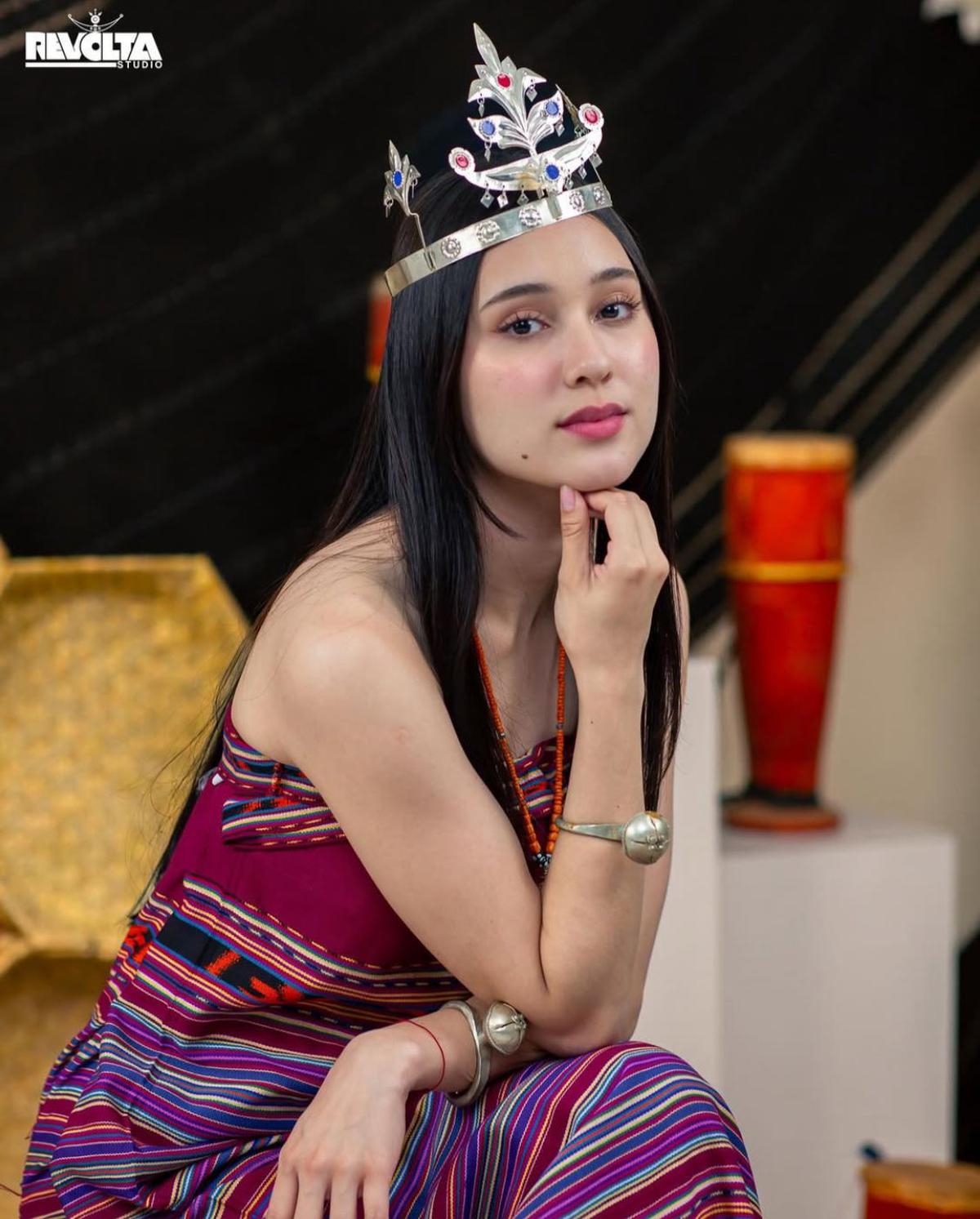 7 Potret Yasmin Napper dalam Balutan Tais Timor, Tampil Flawless dan Tuai Pujian
