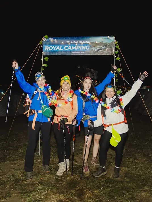 Masih mendaki saat matahari sudah terbenam, ke empatnya pakai headlamp sebagai penerangan jalan. [@yurayunita]