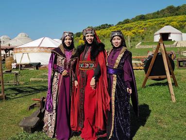 Masuk ke dalam set film terbesar ketiga di dunia ini, Gen Halilintar tampil beda dengan busana bak zaman kekaisaran Turki. Mereka melihat langsung ke tempat pembuatan film 'Kuruluş Osman' dan 'Diriliş: Ertuğrul'. Geni Faruk mengungkapkan jika pengalaman itu sungguh luar biasa rasanya. (Liputan6.com/IG/@genhalilintar)