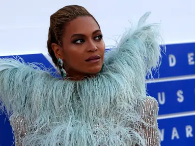 Penyanyi Beyonce berpose di karpet merah ajang MTV Video Music Awards (VMA) 2016 di New York, Minggu (28/8). Istri musisi Jay Z itu mencuri perhatian dengan gaun dramatis yang dihiasi kristal serta bulu. (REUTERS/Eduardo Munoz)