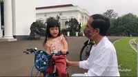 Presiden Joko Widodo atau Jokowi bersama sang cucu keduanya, Sedah Mirah Nasution, anak pertama dari Kahiyang Ayu dan Bobby Nasution. (Ist)