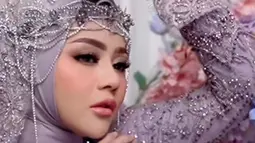 Meski bukan kali pertama melakukan pemotretan saat sudah resmi berhijab, Jenita Janet tetap tampil cantik. Hal ini berkat mahkota indah yang bertahta di kepala Jenita Janet. Hal itu membuatnya tetap tampil cantik dan menawan. (Liputan6.com/IG/@jenitajanet).