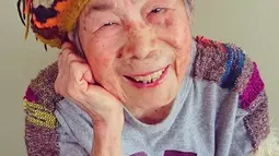 Pose Emiko (93) nenek asal Jepang saat menjadi model untuk pakaian yang dibuat oleh cucunya. Sang cucu, Chinami Mori seringkali membuat pakaian warna cerah dan pelangi yang ia buat dengan teknik tenun khusus yang disebut Saori. (mymodernmet.com)