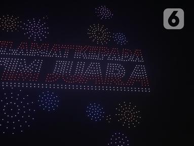 Atraksi pesawat tanpa awak atau drone menghiasi langit Stadion Si Jalak Harupat, Bandung, Jawa Barat, Minggu (13/7/2025) usai gelaran laga final turnamen Piala Presiden 2025. (Liputan6.com/Helmi Fithriansyah)