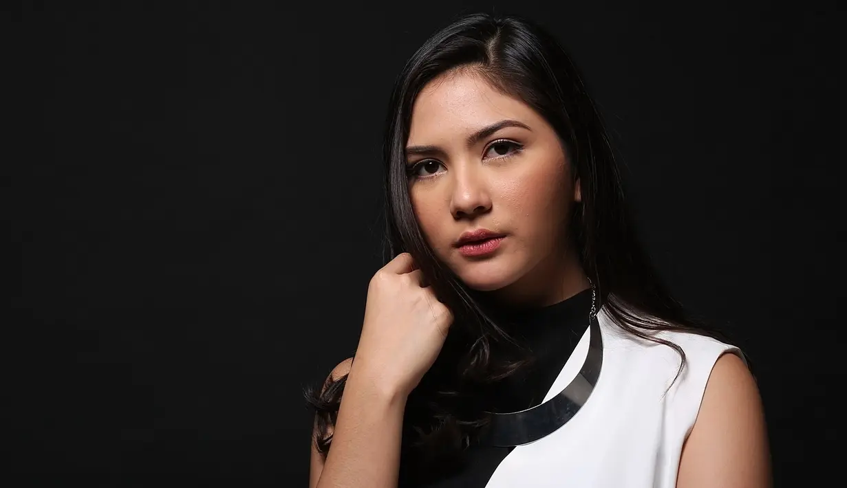 Seperti diketahui, Jessica Milla menjalin kasih dengan Mischa Chandrawinata. Sebagai perempuan yang ingin melepas masa lajangnya, ia memiliki impian pada pernikahannya nanti. (Bambang E Ros/Bintang.com)