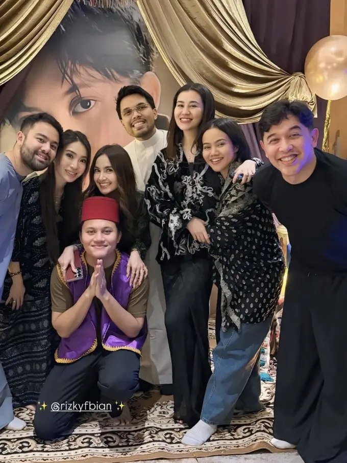 Mahalini saat Beri Kejutan Ulang Tahun Rizky Febian ke-28 bersama para sahabat. [@angieprijanto]