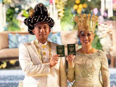 Pernikahan Sekar Tandjung berlangsung dengan adat Betawi yang kental, memadukan tradisi dan kemegahan. Sekar tampil anggun dengan kebaya putih dan siger Betawi keemasan, sementara Erlangga mengenakan pakaian tradisional dengan ornamen emas. Keduanya memamerkan buku nikah sambil tersenyum bahagia di hadapan keluarga dan tamu undangan. (Liputan6.com/IG/@sekar.tandjung)
