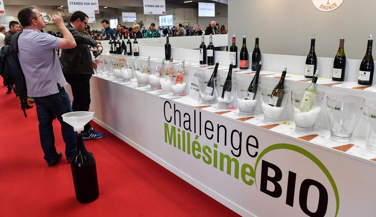 Seorang pengunjung mencicipi wine organik dalam pameran Millesime Bio 2018 di Kota Montpellier, Prancis, Senin (29/1). Pameran ini diikuti sebanyak 16 negara. (AFP PHOTO/PASCAL GUYOT)