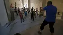 Seorang pria melatih anak-anak bertinju di Free Sports Federation, Old Aleppo, Suriah. (19/102015). (Reuters/Hosam Katan)