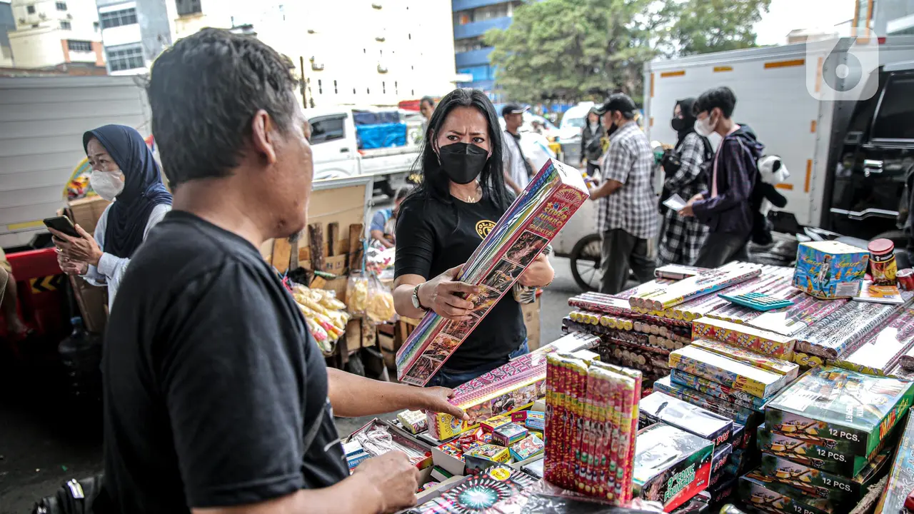 Jelang Tahun Baru, Pedagang Kembang Api Musiman Penuhi Pasar Asemka