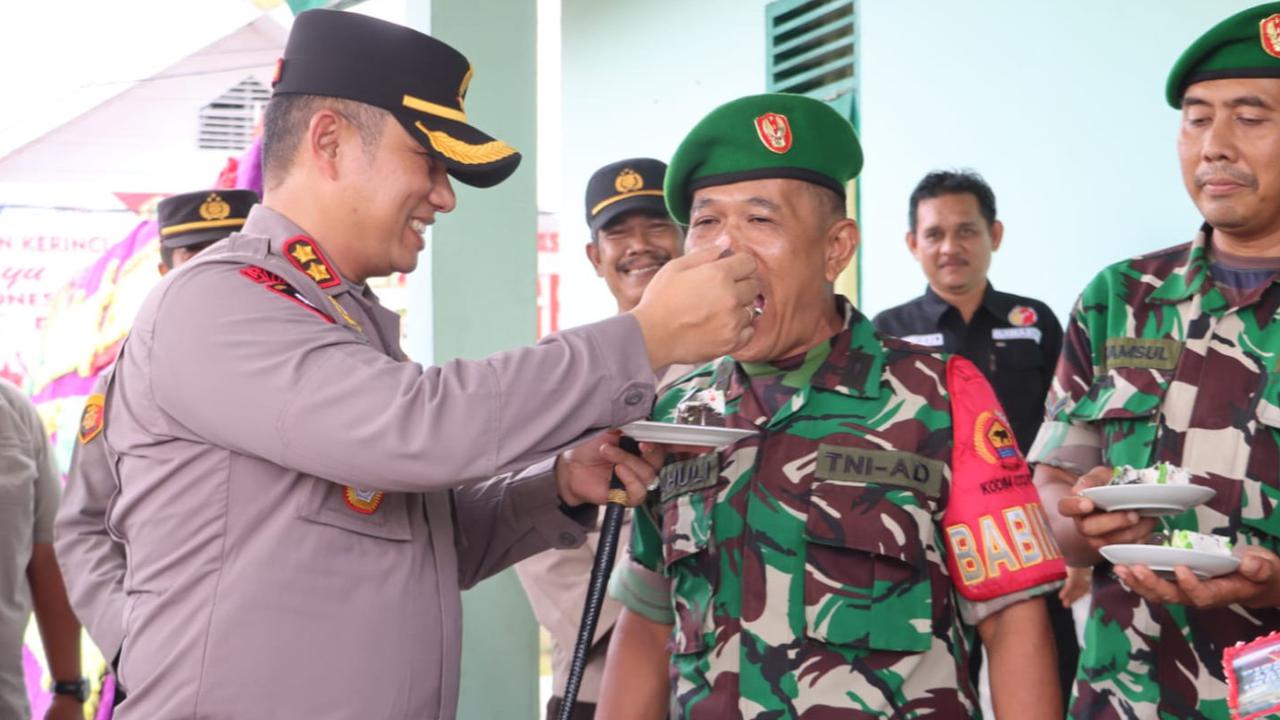 Momen Hangat di HUT TNI, Perwira Polri Beri Kejutan dan Suapi Nasi Kuning ke Prajurit