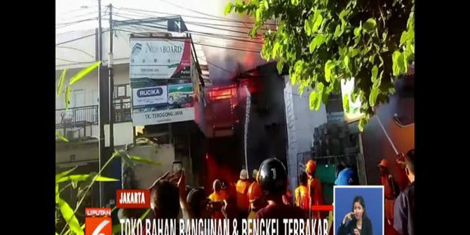 Video Detik-Detik Toko Bangunan dan Bengkel Terbakar di Cilandak